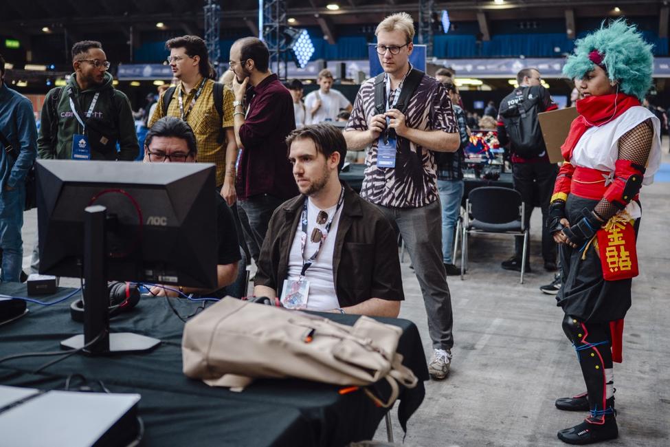 Des passionnés de jeux de combat assistent à des compétitions lors du tournoi EVO France 2026 à Nice, dans le sud de la France, le 9 octobre 2026. 