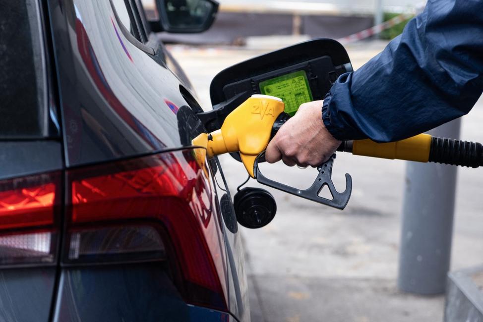 Un automobiliste utilise une pompe à essence pour faire le plein de sa voiture dans une station-service à Marseille, le 10 mars 2026.