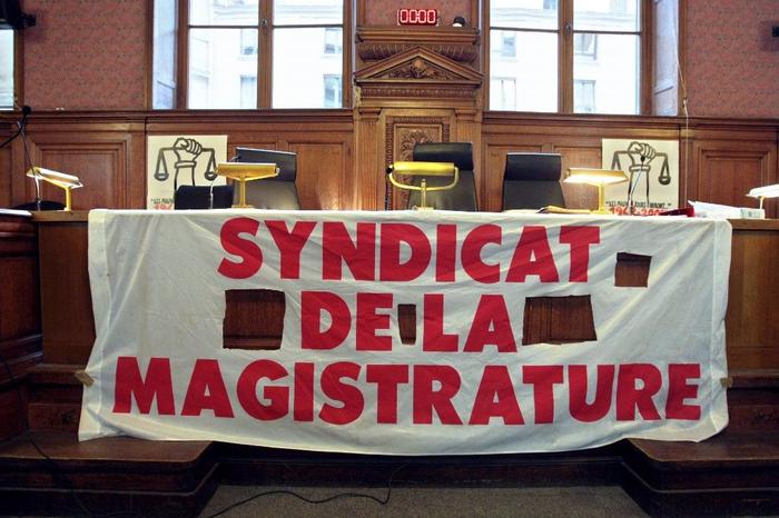Une banderole du syndicat de la magistrature.