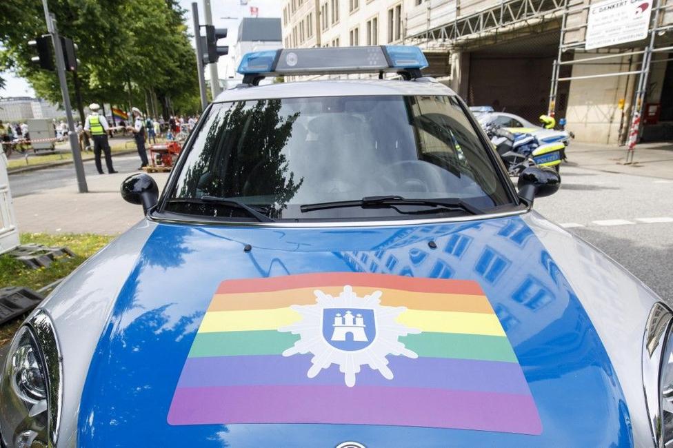 Police drapeau gay