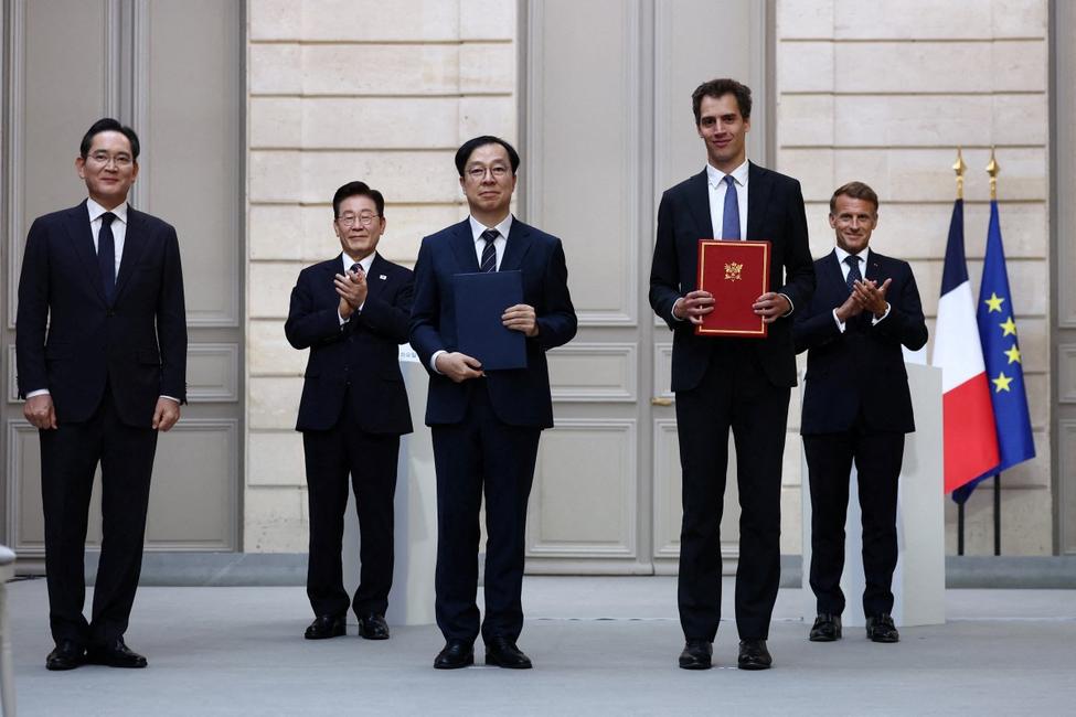 Emmanuel Macron, le président sud-coréen Lee Jae-myung, le PDG de Mistral Arthur Mensch, le président de Samsung Electronics Lee Jae-yong et le vice-président exécutif de Samsung Electronics Lee Jong-myeong posent lors d'une cérémonie de signature d'accords dans le cadre de la visite d'État du président sud-coréen au palais de l'Élysée à Paris, le 8 septembre 2026. 