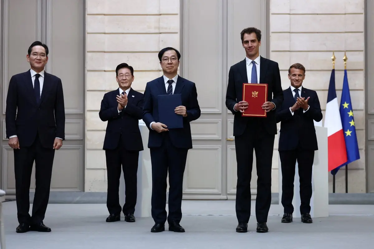 Emmanuel Macron, le président sud-coréen Lee Jae-myung, le PDG de Mistral Arthur Mensch, le président de Samsung Electronics Lee Jae-yong et le vice-président exécutif de Samsung Electronics Lee Jong-myeong posent lors d'une cérémonie de signature d'accords dans le cadre de la visite d'État du président sud-coréen au palais de l'Élysée à Paris, le 8 septembre 2026.