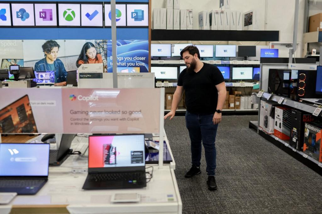 Des ordinateurs portables, du matériel informatique et des écrans exposés dans un magasin Best Buy de Miami, en Floride.