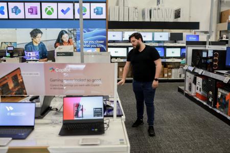 Des ordinateurs portables, du matériel informatique et des écrans exposés dans un magasin Best Buy de Miami, en Floride.