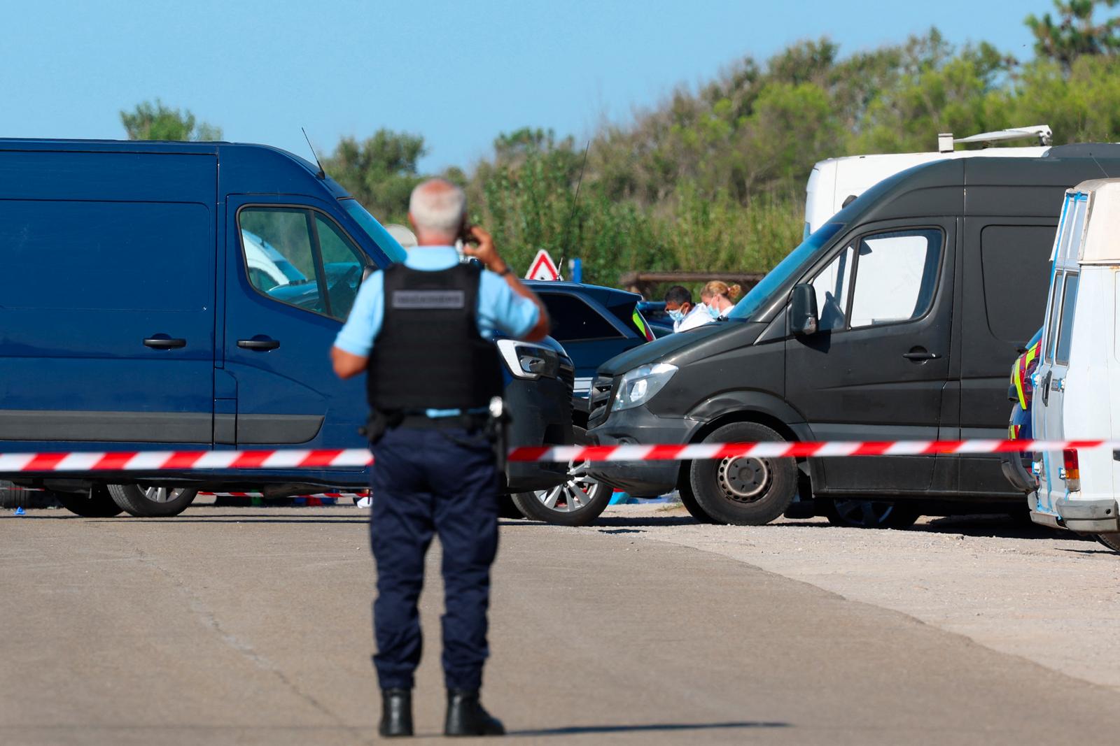 Des gendarmes et une équipe d'investigation sur les lieux d'une fusillade à la Grande Motte.
