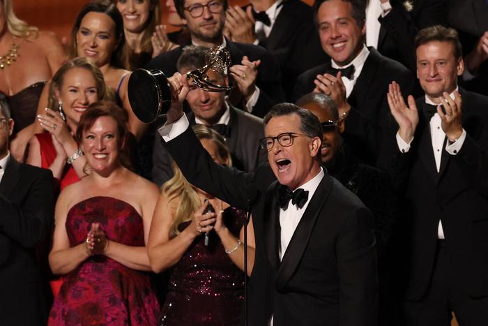 L'humoriste américain Stephen Colbert accepte le prix de la meilleure série de talk-shows pour « The Late Show with Stephen Colbert » sur scène lors de la 77e cérémonie des Primetime Emmy Awards au Peacock Theatre de LA Live à Los Angeles, le 14 septembre 2025. (Photo de VALERIE MACON / AFP)