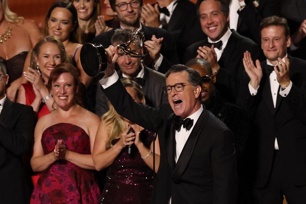 L'humoriste américain Stephen Colbert accepte le prix de la meilleure série de talk-shows pour « The Late Show with Stephen Colbert » sur scène lors de la 77e cérémonie des Primetime Emmy Awards au Peacock Theatre de LA Live à Los Angeles, le 14 septembre 2025. (Photo de VALERIE MACON / AFP)
