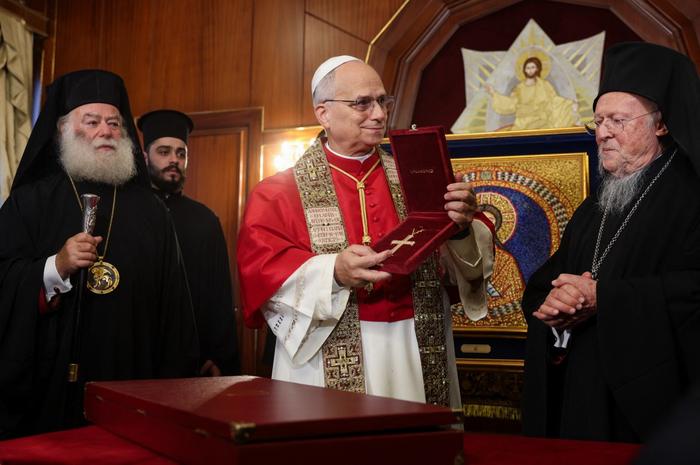 Le pape Léon XIV reçoit une croix, une étole et un vêtement liturgique lors de la signature d'une déclaration commune avec le patriarche œcuménique Bartholomée Ier, au Patriarcat œcuménique, à Istanbul, le 29 novembre 2025, durant son premier voyage apostolique. 