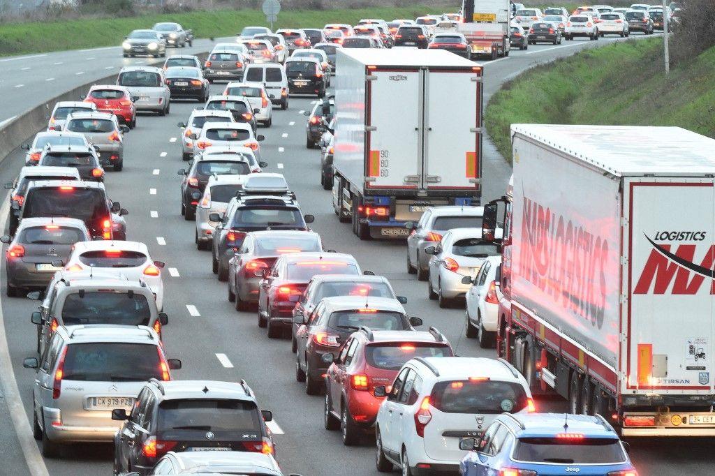 autoroute camions voitures AFP