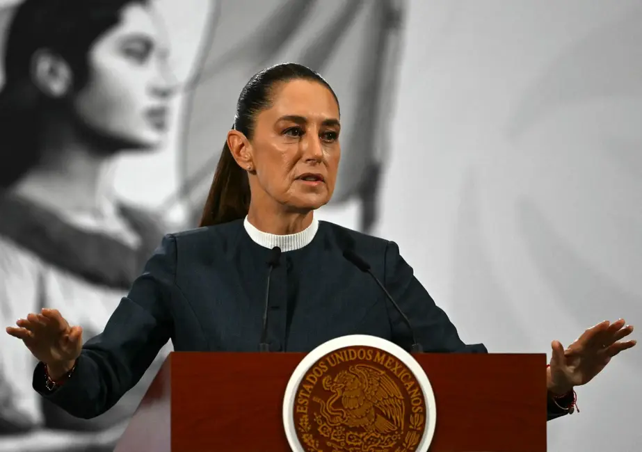La présidente mexicaine Claudia Sheinbaum s'exprime lors de sa conférence de presse quotidienne au Palacio Nacional de Mexico, le 3 novembre 2025, où elle annonce les progrès réalisés dans l'organisation de la prochaine Coupe du monde de la FIFA 2026. (Photo : CARL DE SOUZA / AFP)