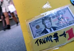 Un faux billet de 1 dollar avec le portrait de Donald Trump.
