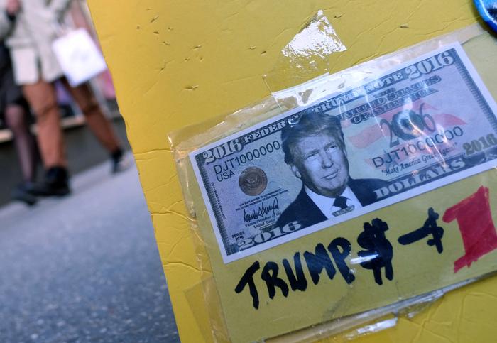 Un faux billet de 1 dollar avec le portrait de Donald Trump.