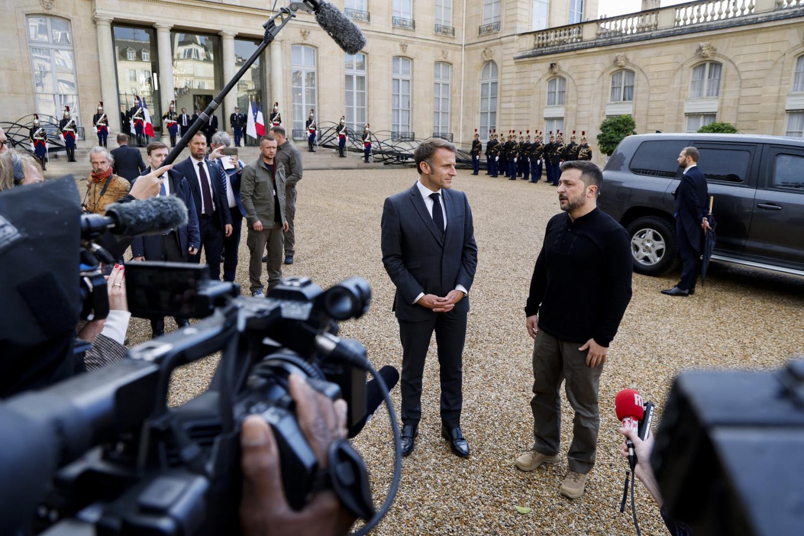 Le président français Emmanuel Macron regarde son homologue ukrainien Volodymyr Zelensky alors qu'ils s'adressent aux médias à l'issue de leur rencontre au palais de l'Élysée à Paris, le 10 octobre 2024.