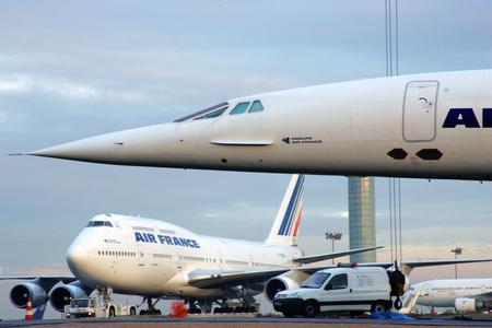 Une photo prise le 19 octobre 2005 à l’aéroport de Roissy-en-France, près de Paris, montre un Boeing 747 d’Air France ainsi que le dernier Concorde F-PVFF (« Fox Fox »), soulevé avant d’être installé à son emplacement final devant un hôtel Hilton où il doit être exposé.
Le crash mortel d’un Concorde en juillet 2000 avait coûté la vie aux 109 passagers et membres d’équipage, ainsi qu’à quatre personnes au sol, lorsque le Concorde d’Air France avait pris feu au décollage de l’aéroport Charles-de-Gaulle. (Image d'illustration)