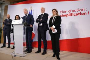 Adopté en conseil des ministres en avril 2024, couvé par Bruno Le Maire, alors tout-puissant ministre de l’économie, le projet de loi de simplification était censé faciliter la vie des entreprises.