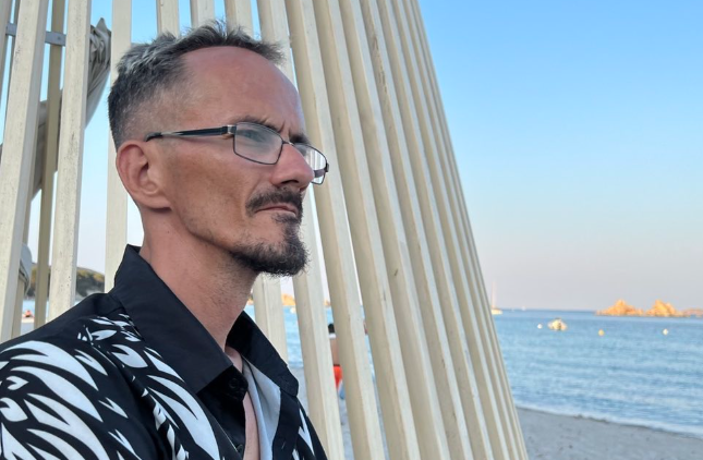 Le streamer Jean Pormanove, de son vrai nom Raphaël Graven, est mort lundi 18 août au matin, en plein live sur la plate-forme Kick.