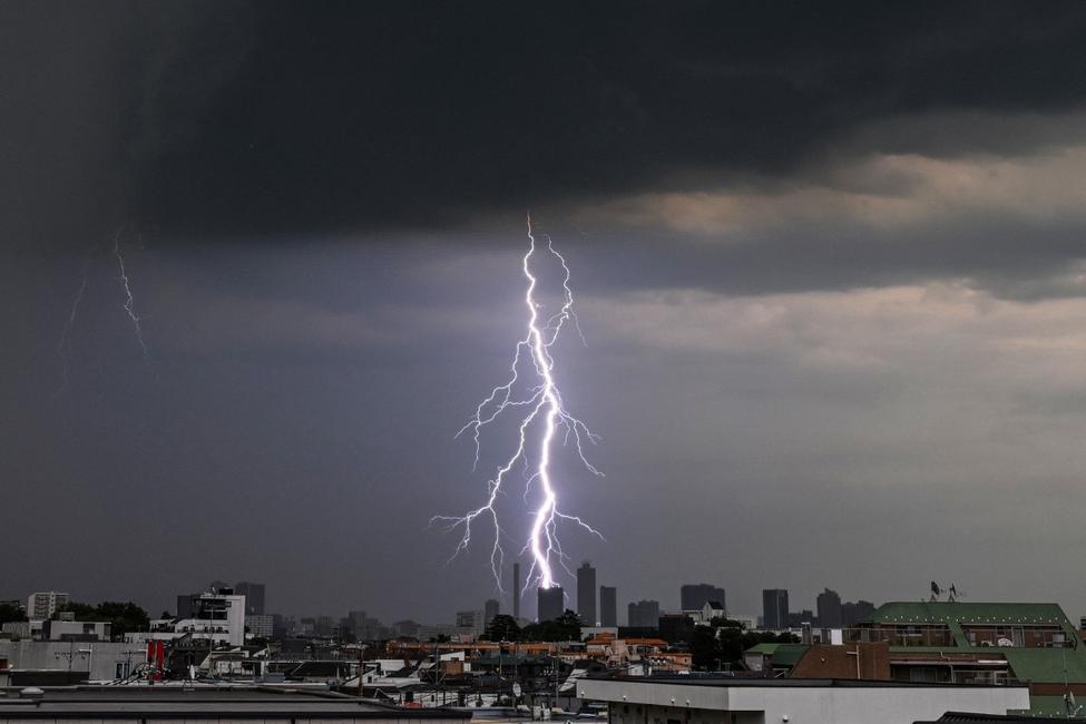 La foudre frappe un immeuble à Ikebukuro, dans le nord de Tokyo, le 30 juillet 2026. 