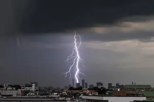 La foudre frappe un immeuble à Ikebukuro, dans le nord de Tokyo, le 30 juillet 2026.