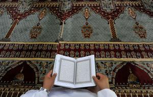 Un musulman en train de lire un ouvrage religieux. (Image d'illustration)