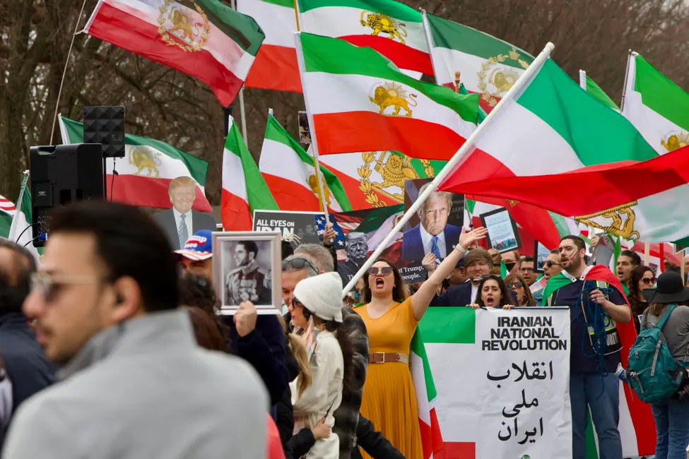Des manifestants de la diaspora iranienne brandissent des drapeaux iraniens lors d'une manifestation contre le régime iranien devant la Maison Blanche à Washington, le 7 mars 2026.