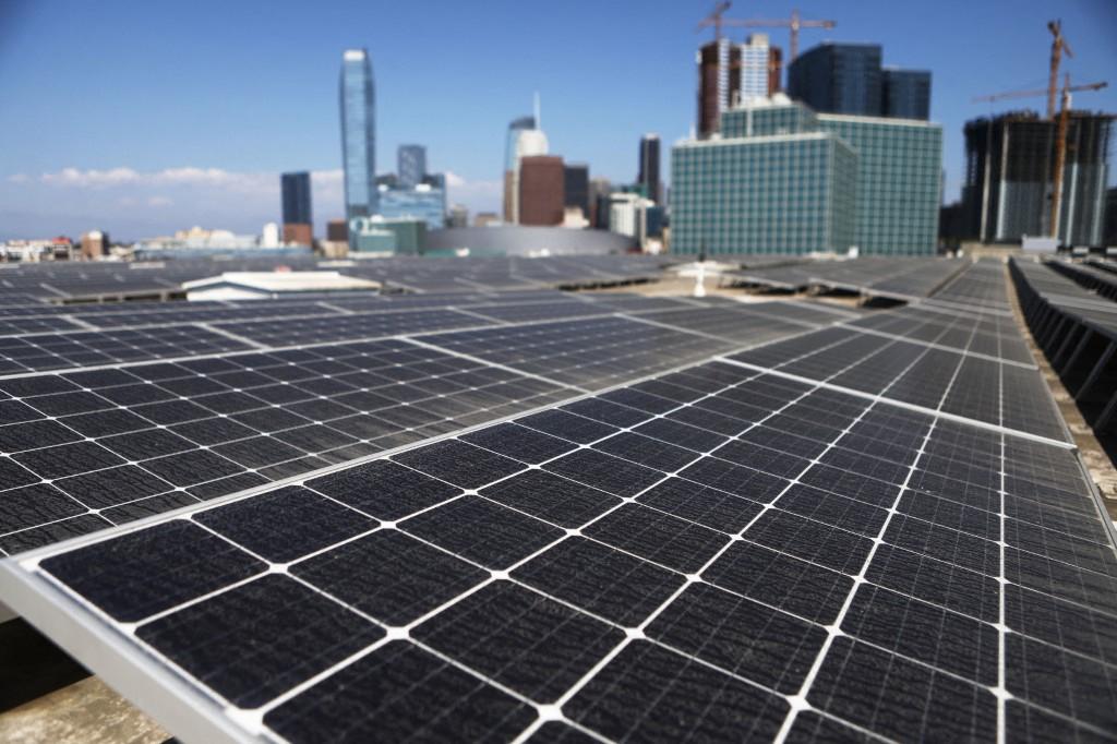Des panneaux solaires sur le toit d'un bâtiment à Los Angeles, le 5 septembre 2018