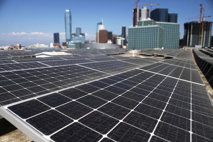 Des panneaux solaires sur le toit d'un bâtiment à Los Angeles, le 5 septembre 2018