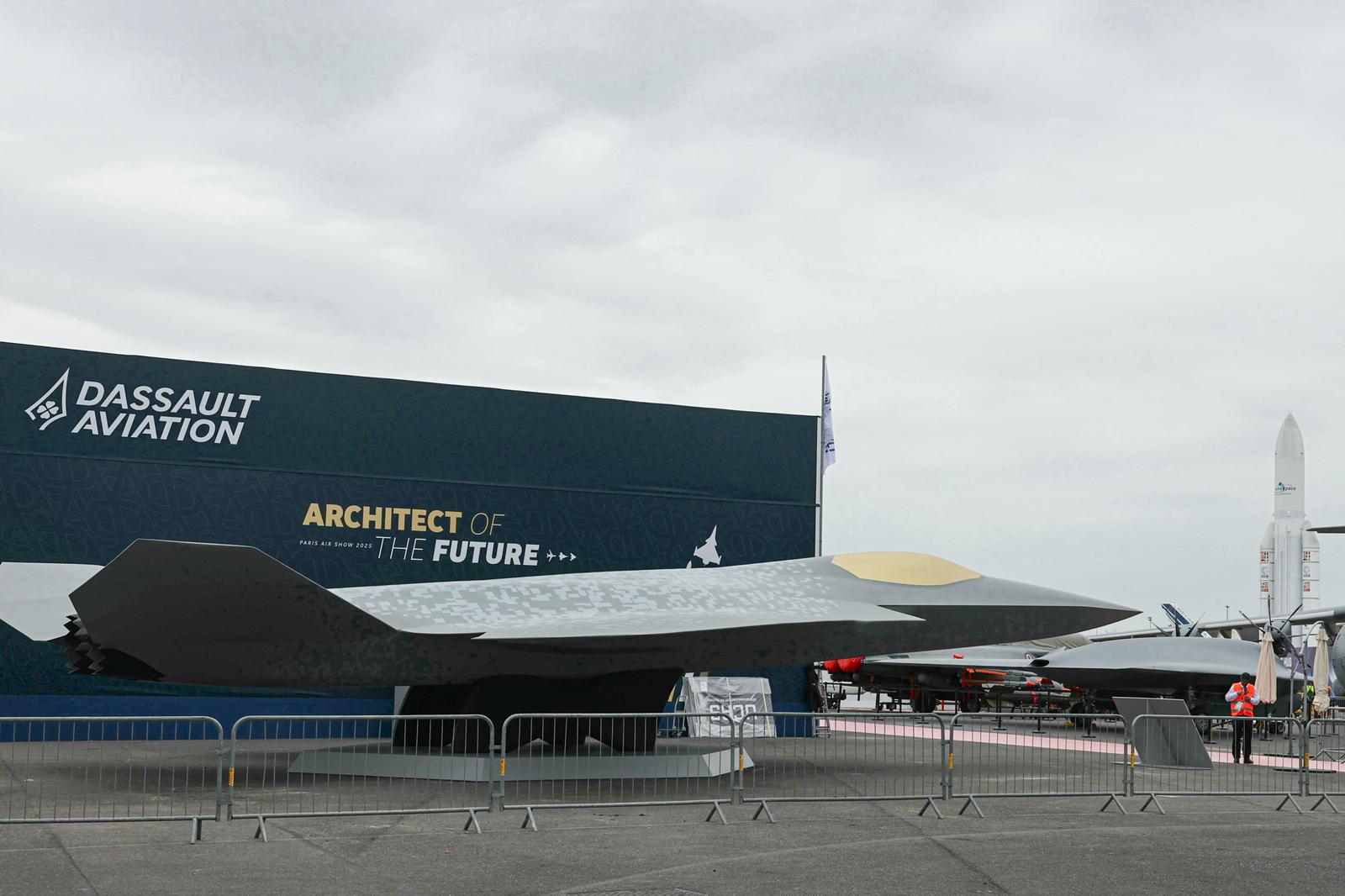 Une maquette du SCAF, présentée lors de la 55e édition du Salon international de l'aéronautique et de l'espace (SIAE) à l'aéroport de Paris-Le Bourget, le 15 juin 2025.
