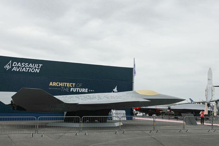 Une maquette du SCAF, présentée lors de la 55e édition du Salon international de l'aéronautique et de l'espace (SIAE) à l'aéroport de Paris-Le Bourget, le 15 juin 2025.