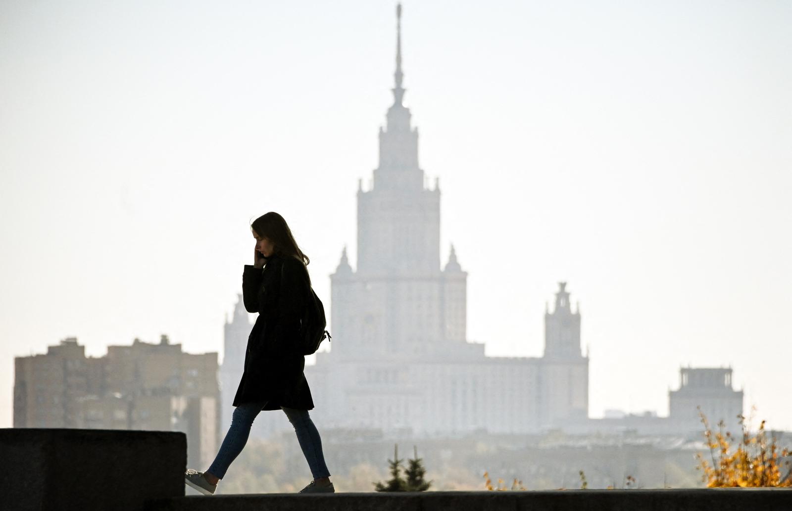 Une femme marche au mémorial de guerre de la colline Poklonnaïa à Moscou, près du bâtiment principal de l'Université d'État de Moscou. (Image d'illustration)