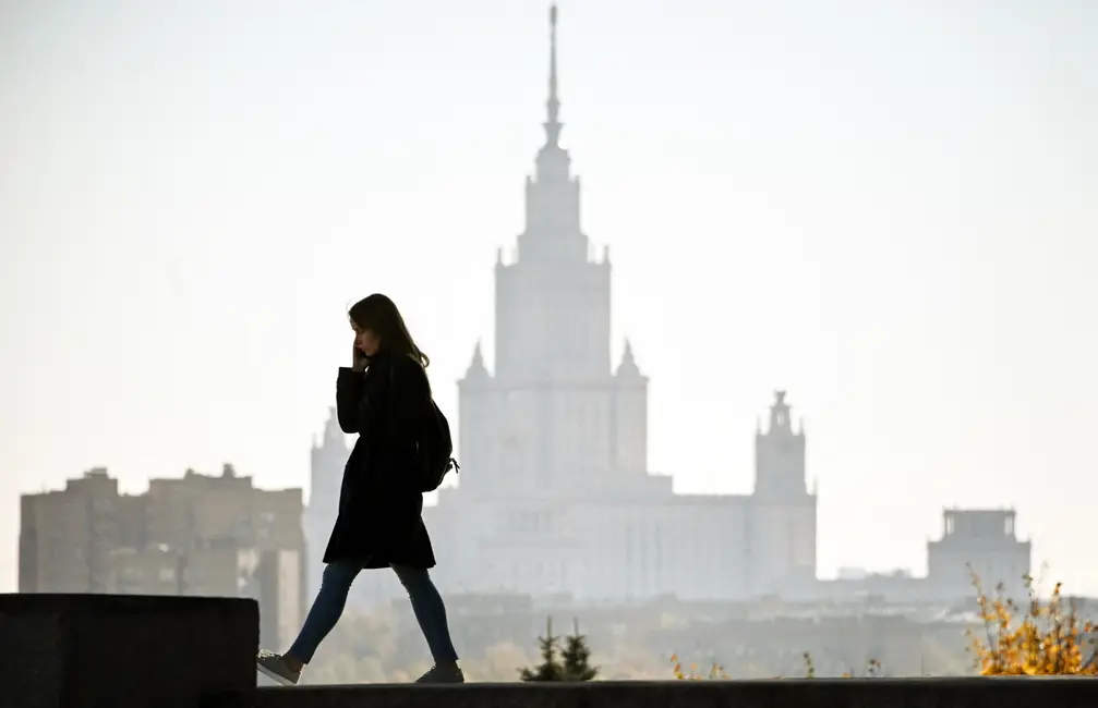 Une femme marche au mémorial de guerre de la colline Poklonnaïa à Moscou, près du bâtiment principal de l'Université d'État de Moscou. (Image d'illustration)