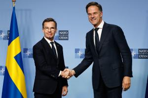 Le secrétaire général de l'OTAN Mark Rutte (à droite) salue le premier ministre suédois Ulf Kristersson lors de leur rencontre au siège de l'OTAN à Bruxelles, le 16 octobre 2024.