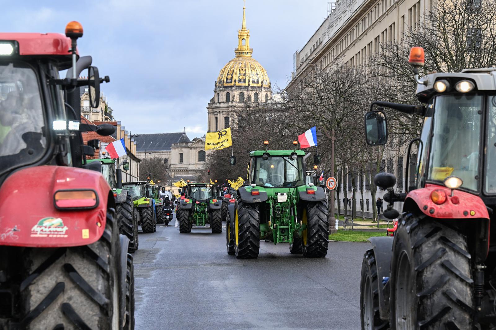 Des agriculteurs français conduisent des tracteurs lors d'une démonstration de la Coordination Rurale, en amont de l'ouverture du 60e Salon international de l'agriculture. Paris, le 23 février 2024.