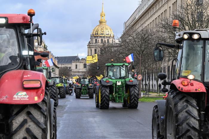 Des agriculteurs français conduisent des tracteurs lors d'une démonstration de la Coordination Rurale, en amont de l'ouverture du 60e Salon international de l'agriculture. Paris, le 23 février 2024.