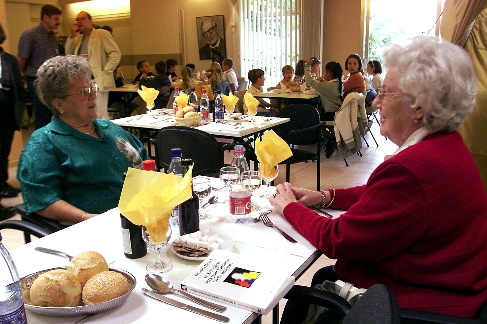 Deux femmes seniors partageant un repas.