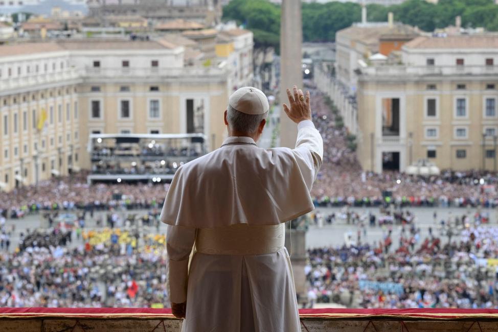Le pape Léon XIV lors de sa première prière du Reginal Caeli depuis la loggia centrale principale de la basilique Saint-Pierre au Vatican.