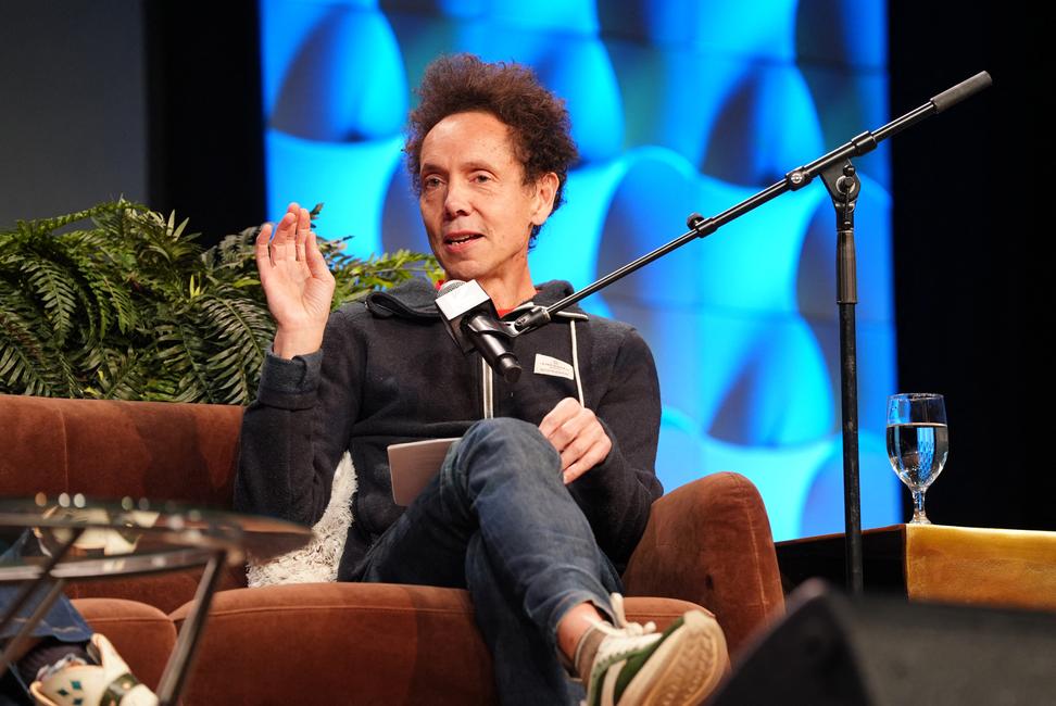 Malcolm Gladwell s'exprime sur scène lors d'un enregistrement en direct sur la scène principale du podcast original Audible à succès « The Unusual Suspects » lors du SXSW 2025 au Austin Convention Center le 9 mars 2025 à Austin, Texas.
