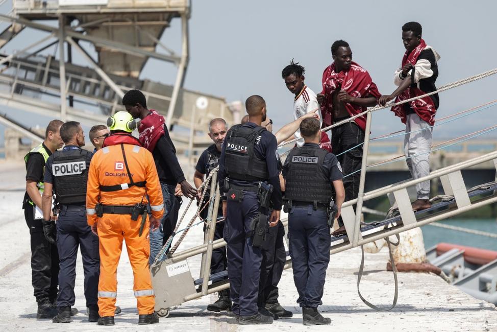 Des migrants débarquent du navire de sauvetage français Argonaute. Ils ont été secourus en mer après que leur embarcation a pris feu lors d'une tentative de traversée de la Manche depuis la France vers le Royaume-Uni, au port de Boulogne-sur-Mer, dans le nord de la France, le 4 août 2026.