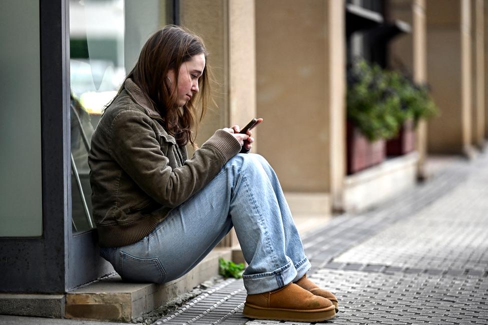 Une adolescente utilise son téléphone portable à Saint-Sébastien, au Pays basque espagnol, le 4 février 2026.