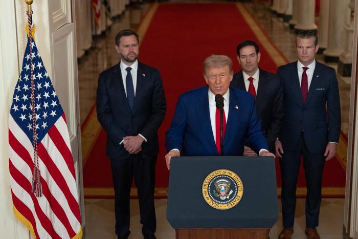 Donald Trump prononce un discours à la nation, accompagné du vice-président américain J.D. Vance, du secrétaire d'État américain Marco Rubio et du secrétaire américain à la Défense Pete Hegseth, depuis la Maison Blanche, le 21 juin 2025 à Washington.