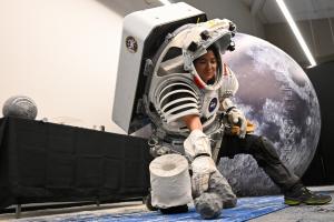 Angela Garcia, géologue d'exploration sous contrat au Johnson Space Center (JSC) de la NASA, lors d'un test de marche sur la Lune à Flagstaff, en Arizona, le 18 mai 2024.