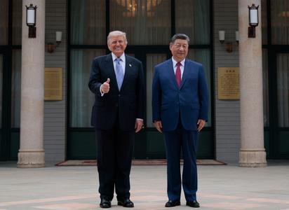 Le président américain Donald Trump pose pour des photos avec le président chinois Xi Jinping lors d'une visite au jardin Zhongnanhai à Pékin le 15 mai 2026.