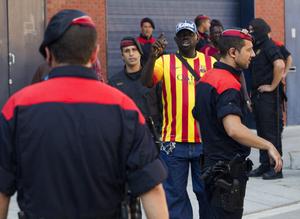 Un migrant s'en prend à des policiers après avoir été expulsé d'une ancienne usine où plus d'une centaine de migrants avaient établi leur campement dans le quartier de Poble Nou à Barcelone.