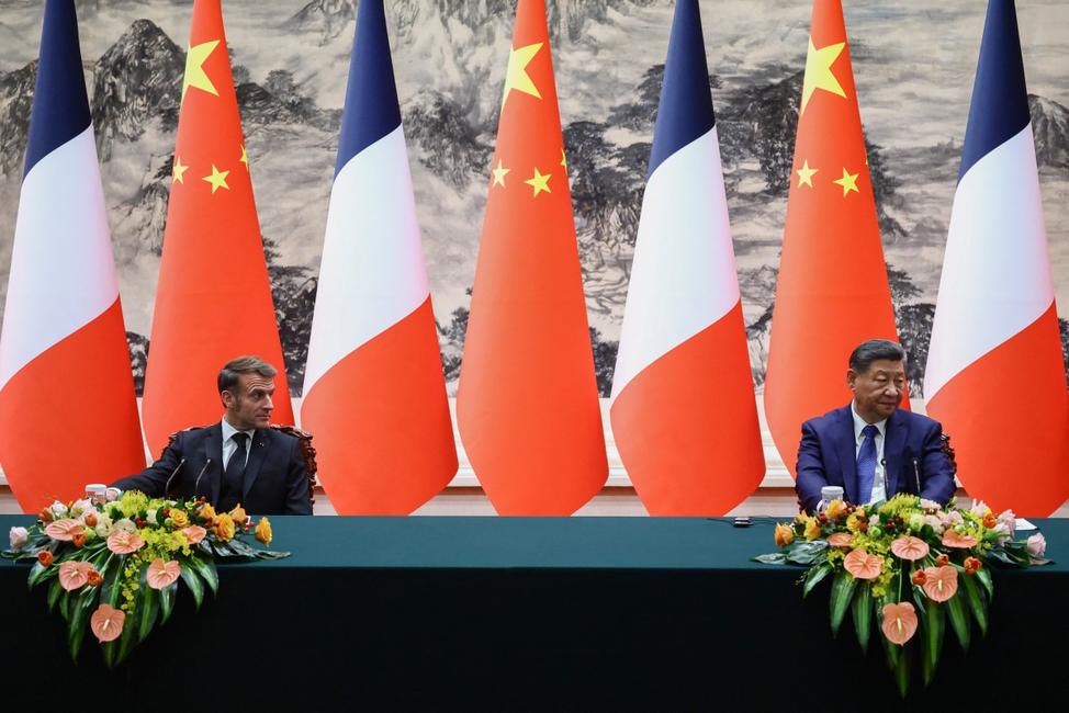 Le président chinois Xi Jinping et le président français Emmanuel Macron font une déclaration conjointe à la presse à l'issue de leurs réunions et d'une cérémonie de signature d'accords au Palais de l'Assemblée du Peuple à Pékin, le 4 décembre 2025.