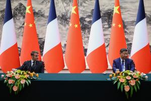 Le président chinois Xi Jinping et le président français Emmanuel Macron font une déclaration conjointe à la presse à l'issue de leurs réunions et d'une cérémonie de signature d'accords au Palais de l'Assemblée du Peuple à Pékin, le 4 décembre 2025.