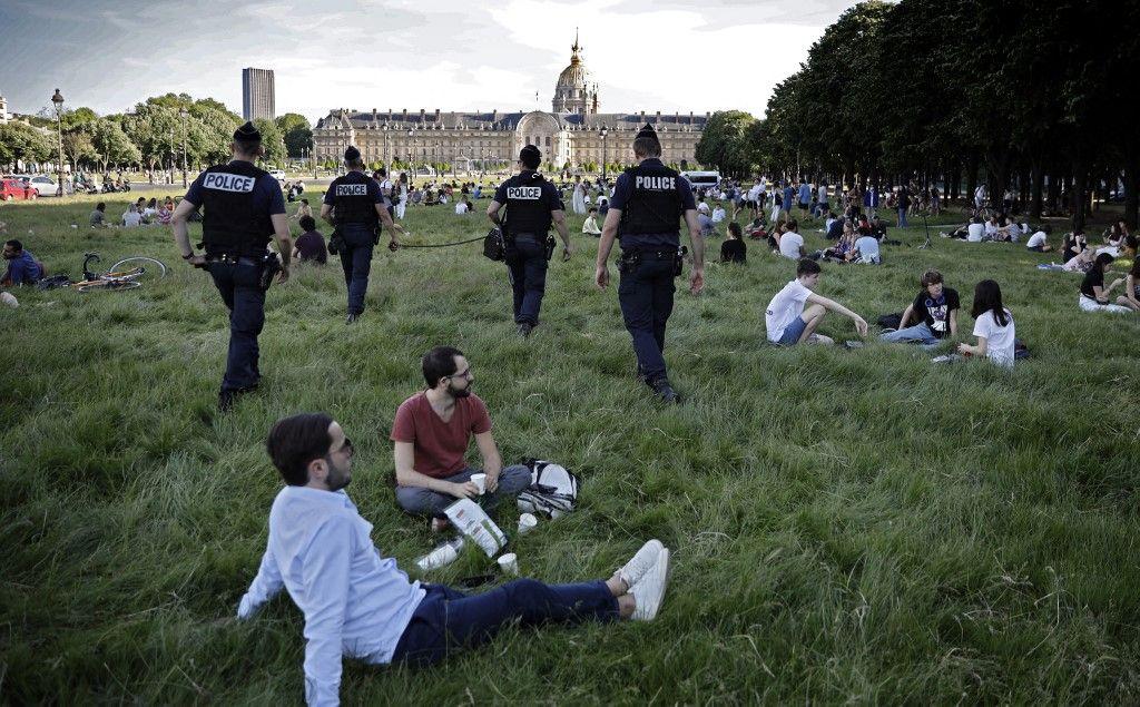 police contrôle population extérieur Covid-19 AFP