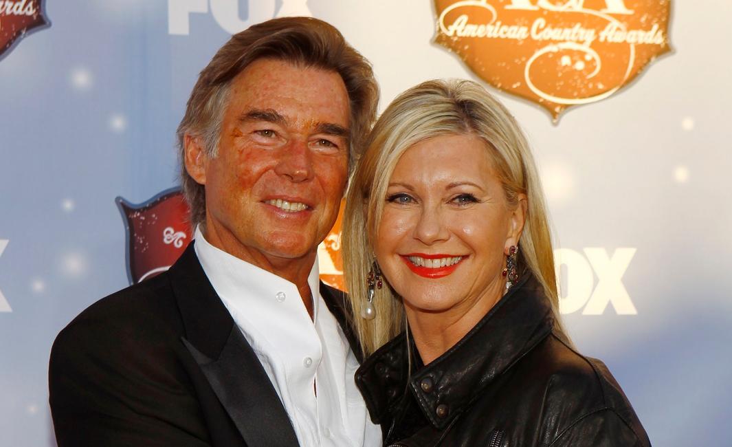 La chanteuse Olivia Newton-John en compagnie de son second et actuel mari, John Easterling, en 2013.