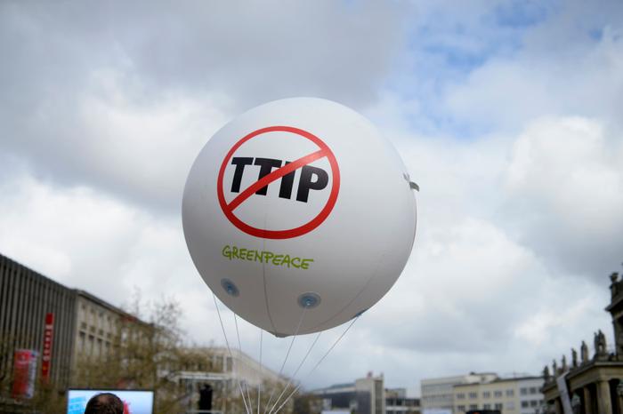 Un ballon Greenpeace en protestation contre le TTIP/TAFTA, le 23 avril 2016 à Hanovre en Allemagne, juste avant la visite du président des Etats-Unis Barack Obama.