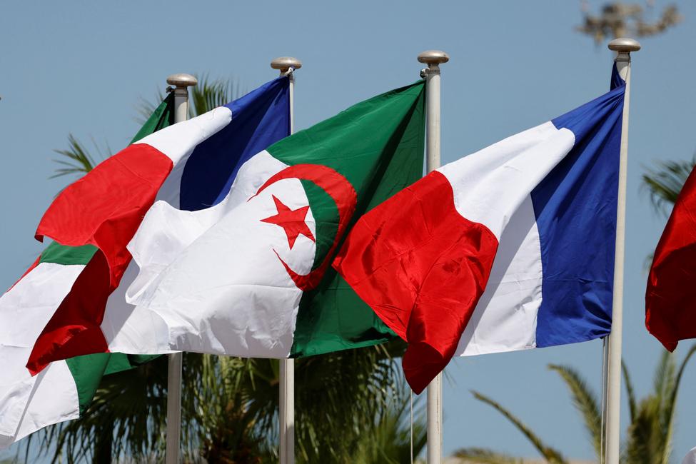 Les drapeaux français et algérien avant l'arrivée du président français à Alger pour une visite officielle en 2022.