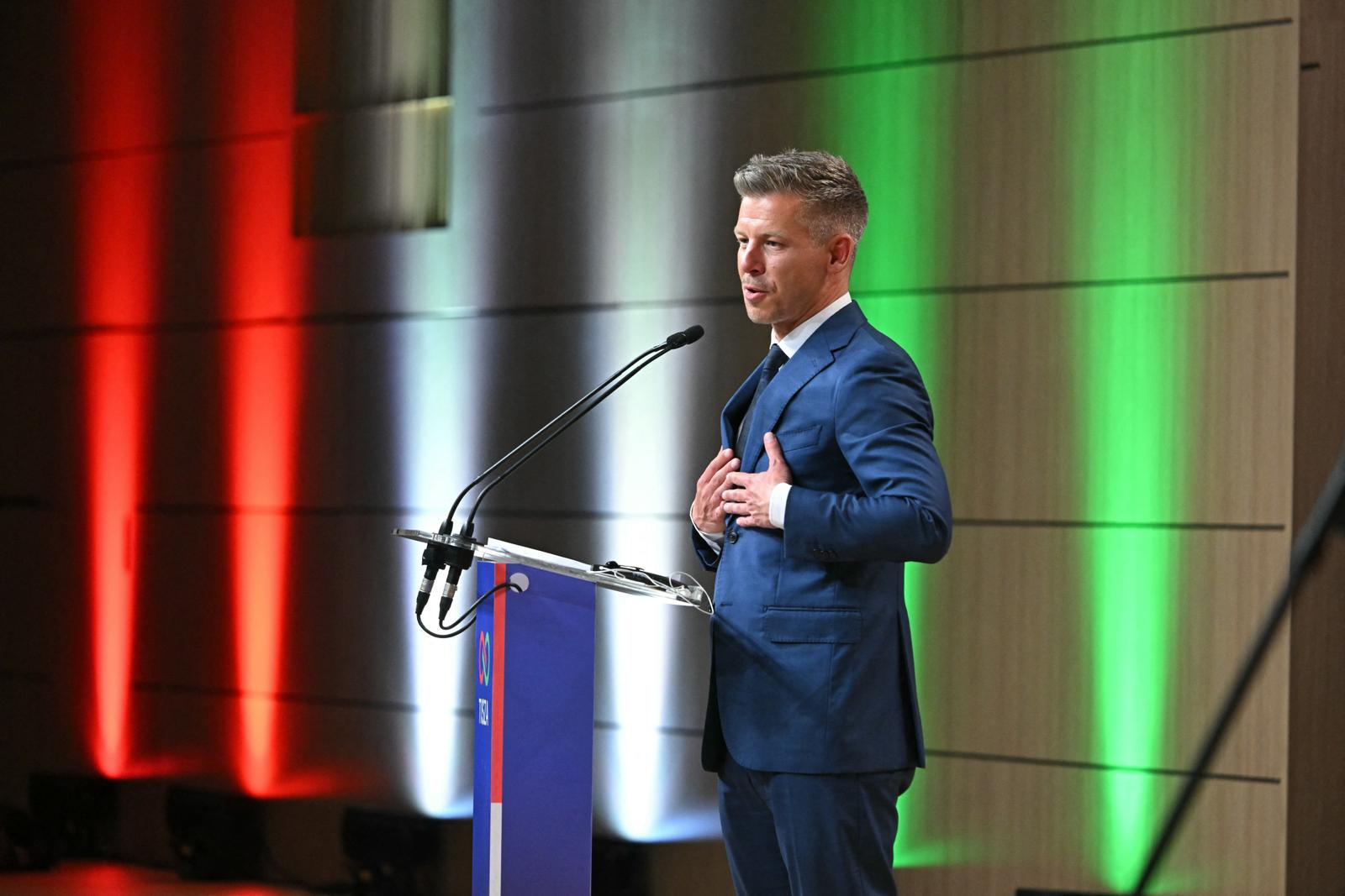 Peter Magyar, vainqueur des élections et chef du parti conservateur pro-européen TISZA, tient une conférence de presse au centre de congrès et d'expositions HUNGEXPO à Budapest, en Hongrie, le 13 avril 2026.