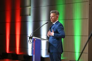 Peter Magyar, vainqueur des élections et chef du parti conservateur pro-européen TISZA, tient une conférence de presse au centre de congrès et d'expositions HUNGEXPO à Budapest, en Hongrie, le 13 avril 2026.